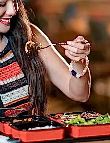 Pakedinden yemek yiyen bayan görseli