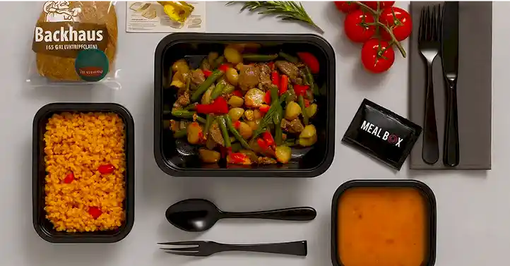 Masaya dizilmiş yemek görseli