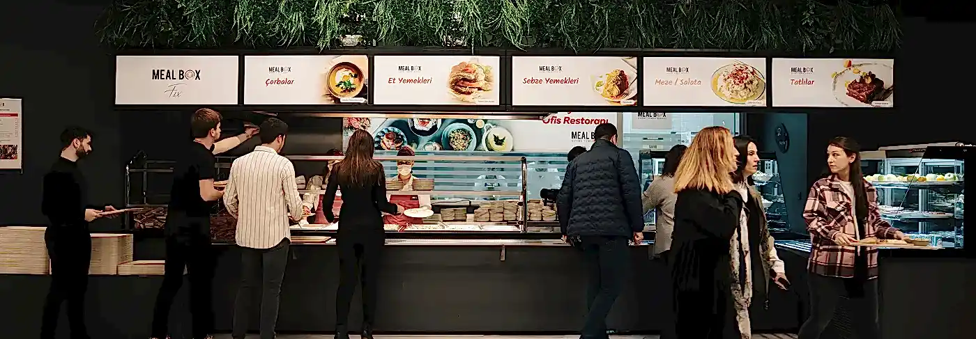 Benmariden yemek alan kişiler görseli