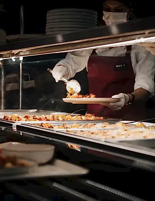 Benmariden tabağı dolduran çalışan görseli