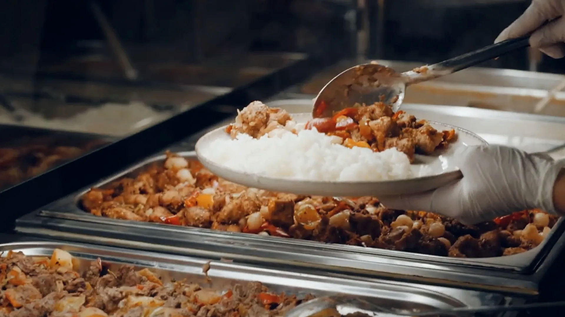 Porselen tabak sunumunda taşıma yemek hizmeti görseli